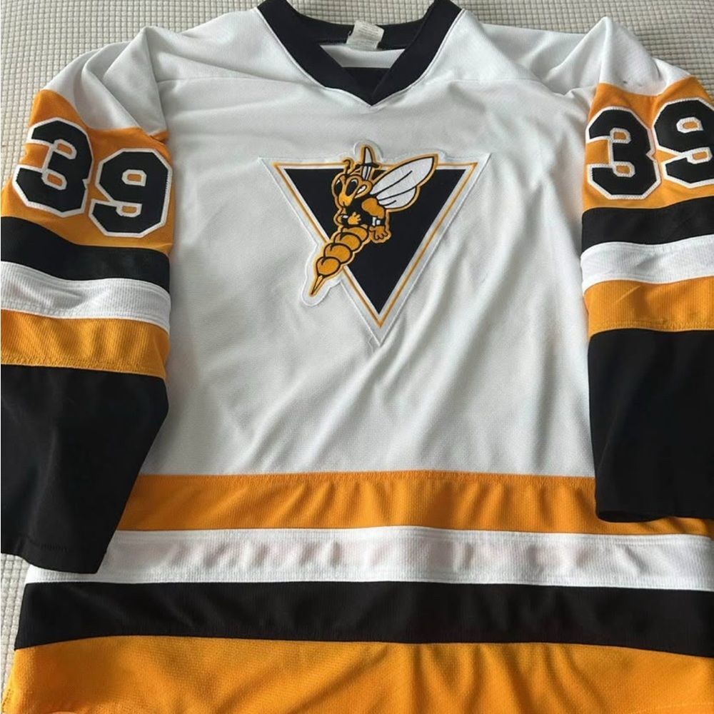 Yellow Jacket Majestic Black and White Hockey Sports Jersey Size L